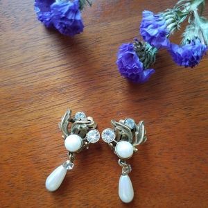 Coro Vintage leaf clip on earrings with faux pearl